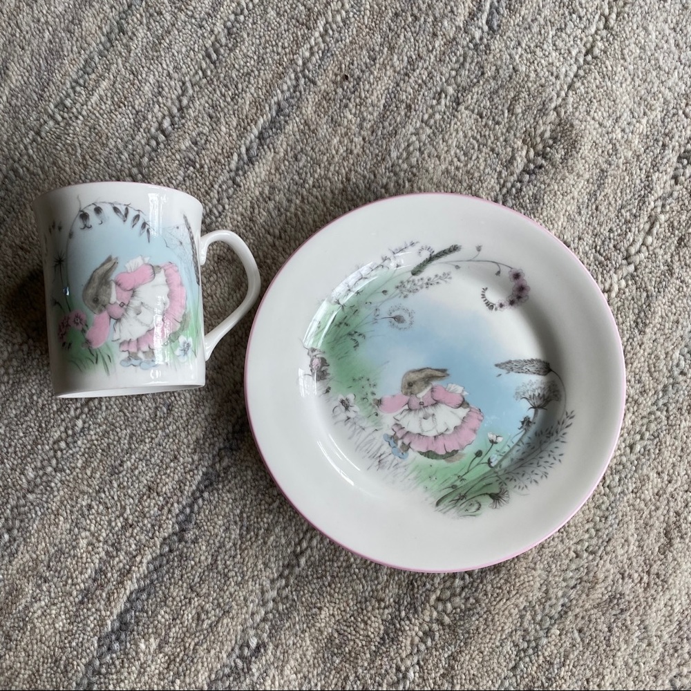 Elizabethan Mrs. Rabbit Child’s Dinner Set - Picture 2 of 10